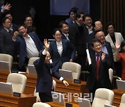 [포토]'방청석 향해 인사하는 국민의힘'