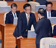 한덕수 총리와 대화하는 최상목 부총리