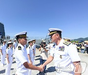 순항 훈련 참가 해사생도와 악수하는 최성혁 해군작전사령관