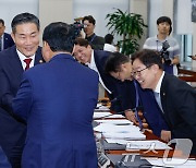 김병주 간사와 악수하는 신원식 장관