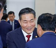 김병주 간사와 악수하는 신원식 장관