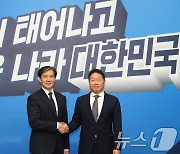 악수하는 조국 대표와 최태원 회장