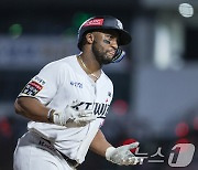 '18안타 폭발' KT, 롯데 12-2 완파…전날 패배 설욕, 5위 수성