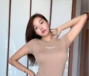 오또맘, 169cm 54kg 몸매로 소화한 여름 미니스커트 룩 "몸에 열 많아서"