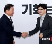 한동훈 "여야 함께 반도체 지원"…최태원 "첨단산업, 재생에너지만으론 부족"