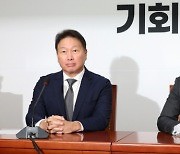 최태원 만난 여야 지도부 `반도체 지원` 한목소리