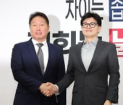 한동훈, 최태원 접견…"반도체·AI 산업 초당적 지원"