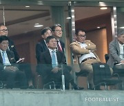 [포토] '정몽규 나가' 팬들의 비판속에 경기 지켜보는 정몽규 대한축구협회장