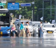 역대 ‘최악 1위’ 휩쓴 올여름 날씨…특징 넷 ‘꼬리잡기’처럼 이어져