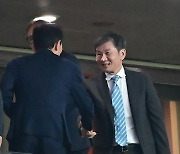 [포토]관계자들과 악수하는 정몽규 대한축구협회장