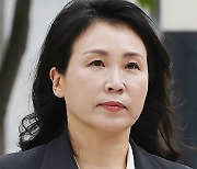 ‘법카 의혹’ 김혜경씨 검찰 출석…“결론 정해진 수사, 진술 거부”