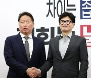 여야, 최태원 회장 만나 반도체·AI·전력망 등 지원 공감