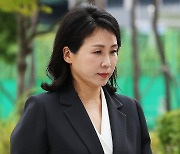 '법인카드 유용 의혹' 김혜경 검찰 출석...'묵묵부답'