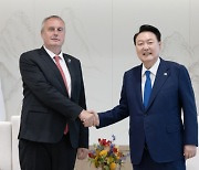 Czech envoy signals confidence in Korean nuclear deal