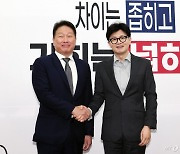 "국회가 힘 보태주길" 최태원 만난 한동훈·이재명 "AI·반도체 지원 약속"