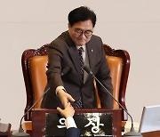 우원식 의장에 인사하는 추경호 원내대표