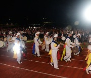 정거운 퍼레이드와 함께 개막식 열린 장수 한우랑 사과랑 축제