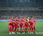 경기 전 단체사진 촬영하는 축구대표팀