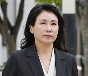 '법인카드 유용 의혹' 김혜경 검찰 출석…"진술 거부"