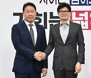 여야 대표 찾은 최태원 "경제법안부터 처리해달라"