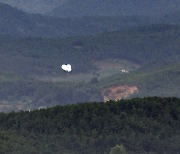 北 '쓰레기 풍선' 잠실야구장 낙하 우려···군·경·소방 출동