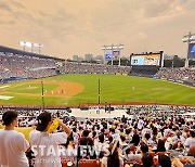 잠실구장에 군·소방·경찰이 총출동했다, 1시간 동안 주차장에서 대기한 사연은? [잠실 현장]