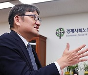 연합뉴스와 인터뷰하는 권기섭 경사노위 위원장