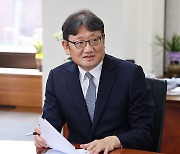 연합뉴스와 인터뷰하는 권기섭 경사노위 위원장