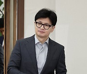 최고위원회의 입장하는 한동훈 대표