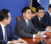 정책조정회의에서 발언하는 박찬대 원내대표