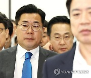 정책조정회의 참석하는 박찬대 원내대표