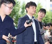 경찰 출석하는 박재일 서울대병원 전공의 대표