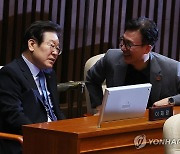 대화하는 이재명 대표와 김민석 의원