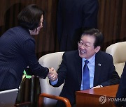 동료 의원과 인사하는 이재명 대표