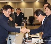 참석자들과 악수하는 김문수 장관