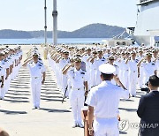 국기에 경례하는 장병들