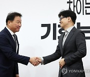 최태원 대한상의 회장과 인사하는 한동훈 대표