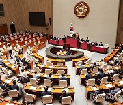 "野 선전선동 나치와 비슷" vs "모독 사과해야"…예결위 공방