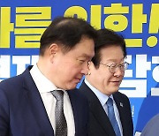 이재명 대표 예방한 최태원 대한상의 회장