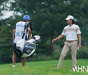 [mhn포토] 김동은 '어려운 클럽 선택~'