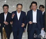 대화하는 추경호 원내대표와 김상훈 정책위의장