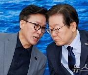 이재명 향해 귀엣말하는 김민석