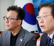 이재명, '응급실 뺑뺑이' 뉴스 틀며 "용산에선 뉴스도 안보나"