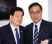 예산결산심사소위 찾은 최형두 간사