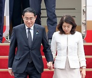 서울공항 도착한 기시다 日 총리 부부