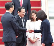 외교부 2차관과 악수 나누는 기시다 日 총리