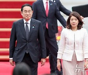 아내 유코 여사와 함께 방한한 기시다 日 총리