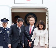 아내 유코 여사 손잡고 비행기에서 내리는 기시다 日 총리