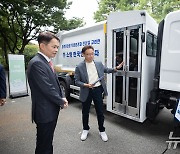 개선형 청소차량 점검하는 이병화 차관