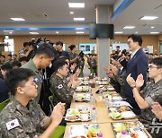 우원식 의장, 공군 장병들과 오찬 간담회